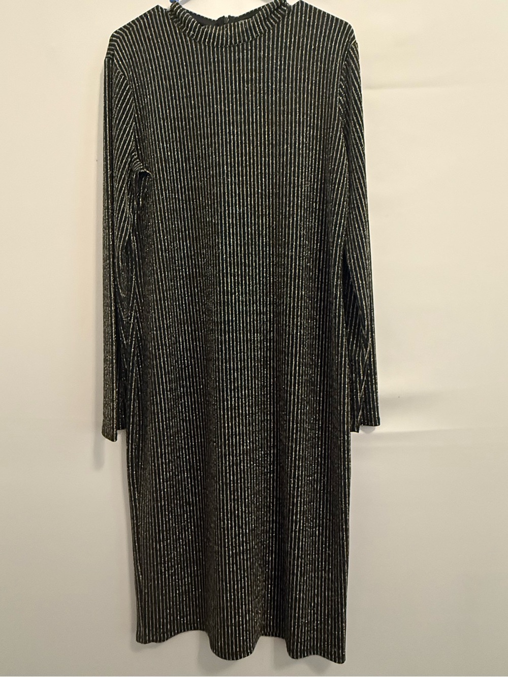 BOLD elements Black and Silver Ribbed Long Sleeve Midi Dress